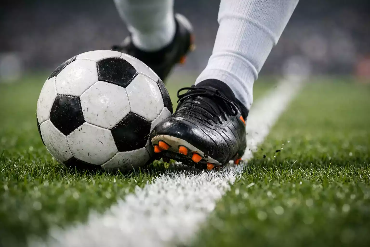 Detailaufnahme Fu&szlig;ballspieler dribbelt mit dem Ball