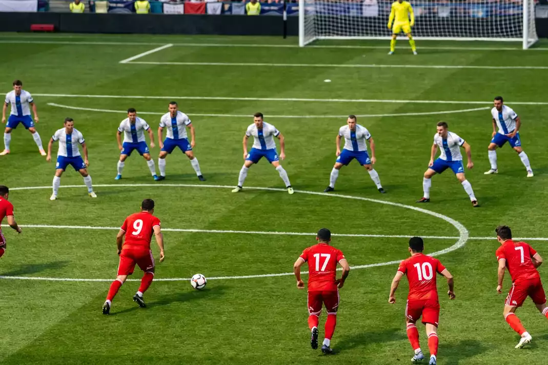 Fu&szlig;ballspiel mit deutlichem Kr&auml;fteunterschied zwischen den Teams